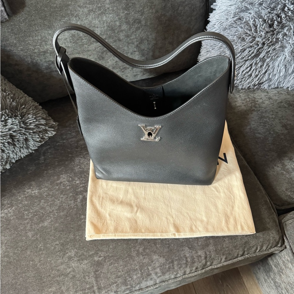 Louis Vuitton Noir Lockme Leather Shoulder Hobo with Silver LV Emblem - Picture 4 of 16